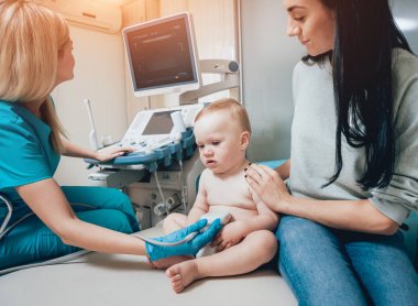 Anne olarak ultrason Tanı ile doktor ve bebek kız. Tıbbi malzeme. Ultrason.
