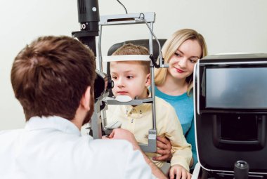Lamba muayene kesti. Biomicroscopy anterior göz parçasının. Temel göz muayenesinde.