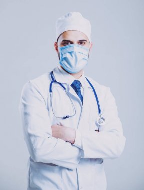 Genç kahverengi gözlü doktor ya da stajyer beyaz duvara