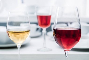 Beyaz masa, seçici odak şarap gözlük