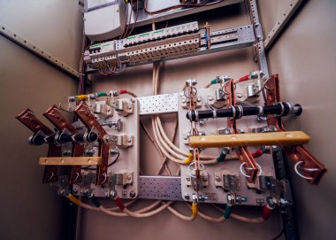 Kablolar ve elektrik kutusuna geçer. Sigortalar ve Kontaktörler elektrik paneli.