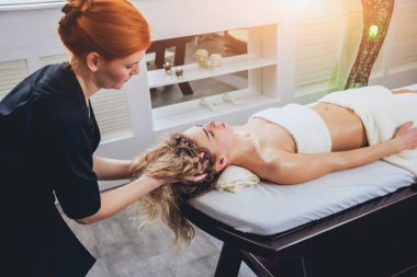 Kıvırcık beyaz kız rahatlatıcı spa. Vücut masajı.