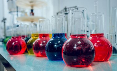 renkli sıvı ile Laboratuar kapkacakları.