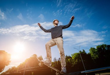 Pratik ve sokaklarda atlama kaykaycı