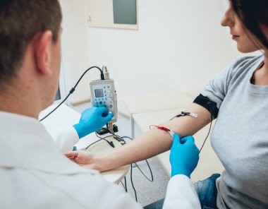 Hasta sinirleri elektromiyografi ile test ediliyor. Tıbbi muayene. EMG