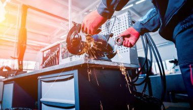 Araba parçaları Aydınlatma etkisi ile dönüm daire temizliği. Araba tamiri. Servis istasyonu.