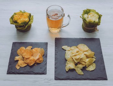 Bira ve büyük beyaz masanın üzerindeki fişlere. Restoran