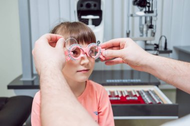 Deneme çerçeve. Bir çocuk için gözlük reçete. Çocuğun hipermetropi. Çocuğun miyopluk. Çocuğun miyopi. Çocuğun longsightedness. Ametropy düzeltme gözlüklü. Gözlüklü astigmat düzeltmesi.