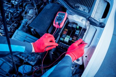 Otomatik mekanik gerilim kontrol etmek voltmetre kullanarak