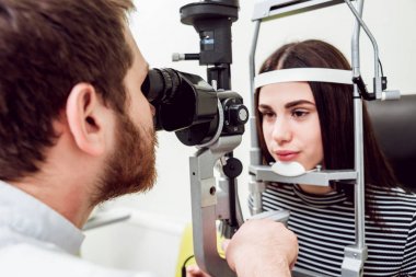 Lamba muayene kesti. Biomicroscopy anterior göz parçasının. Temel göz muayenesinde. Kontakt lensler Check-up.