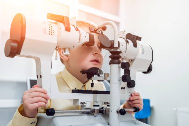 Synoptophore. Şaşılık Tedavisi. Şaşı testi. Orthoptics. Doktor şaşılık muayenesi gerçekleştirir.