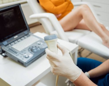 Ortopedi uzmanı doktor ofisinde hastayla. Diz ultrason.