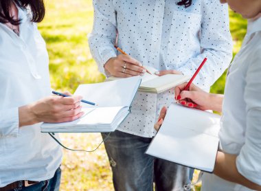 Sketchbooks yeşil park ile genç kızlar
