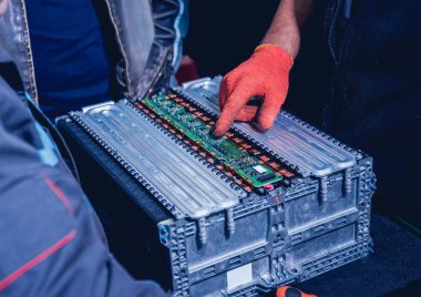 Elecric motorlu pilleri şarj. Pil bir elektrikli araç motorunun sökülmesi. Araba Servisi