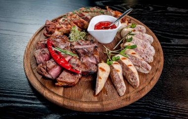 Et soslu bir tabağa dilimlenmiş