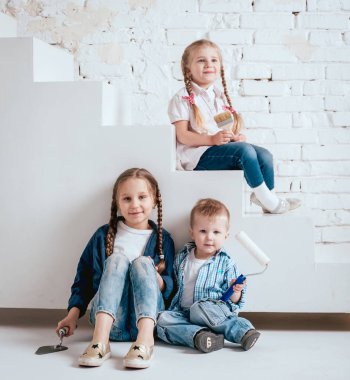 Küçük çocuklar inşaat araçları ile oyun