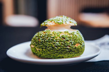 Tatlı krem wihte plaka üzerinde. Restoran