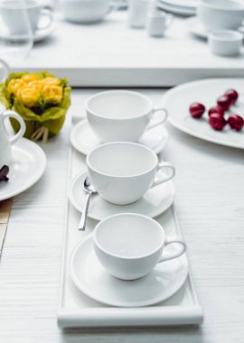 Hizmet ve dekore edilmiş tablo beyaz sofra ile