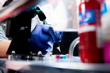 Ekipman ve aksesuarları dövme sanatçısı, elinde dövme