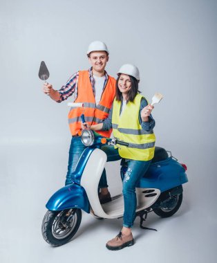 Mutlu genç çift motosiklet üzerinde. İnşaat ve onarım yeni ev concept için alışveriş.
