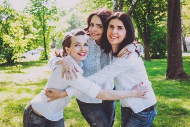 Üç genç kız parkta.