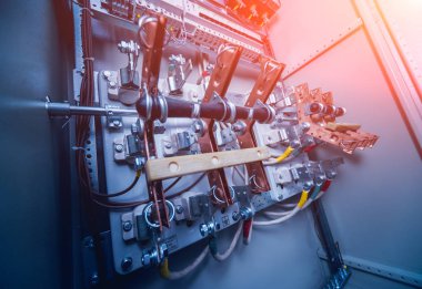 Kablolar ve elektrik kutusuna geçer. Sigortalar ve Kontaktörler elektrik paneli.