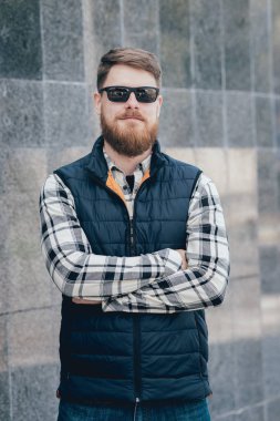 Kameraya poz rahat kıyafetler içinde sakallı yakışıklı.