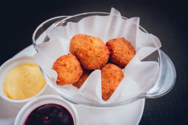 Cam plaka üzerinde köfte. Domates soslu. Arka plan