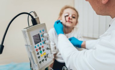 Hasta sinirleri elektromiyografi ile test ediliyor. Tıbbi muayene. EMG