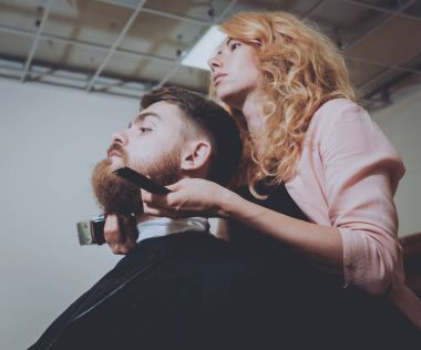 Ana kesim saç ve sakal erkeklerin, Kuaför saç modeli için genç bir adam yapar..