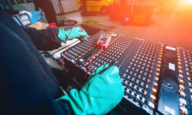 Elecric motorlu pilleri şarj. Pil bir elektrikli araç motorunun sökülmesi. Araba Servisi