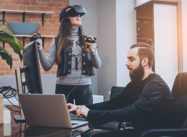 Vr gözlük test ve having fun kadın yaratıcı Ofis çalışanları ile genç adam