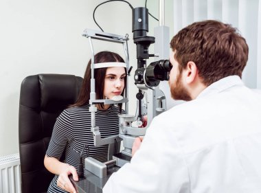 Lamba muayene kesti. Biomicroscopy anterior göz parçasının. Temel göz muayenesinde. Kontakt lensler Check-up.