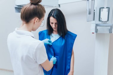 X-ray makinesi hasta kalan genç kadın. Panoramik Radyografi