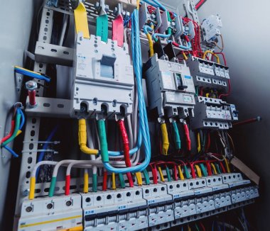 Elektrik donatımı ayrıntıları. Cabels, kontrol panelleri.