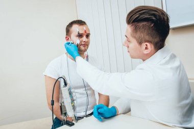Hasta sinirleri elektromiyografi ile test ediliyor. Tıbbi muayene. EMG