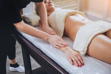 Güzel kadını spa salonu Başlarken vücut masaj
