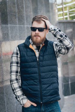 Kameraya poz rahat kıyafetler içinde sakallı yakışıklı.