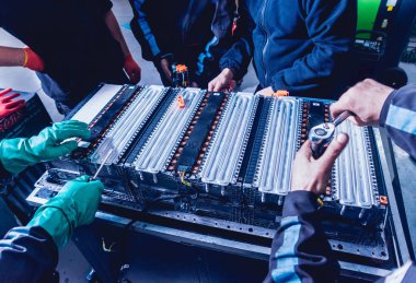 Elecric motorlu pilleri şarj. Pil bir elektrikli araç motorunun sökülmesi. Araba Servisi