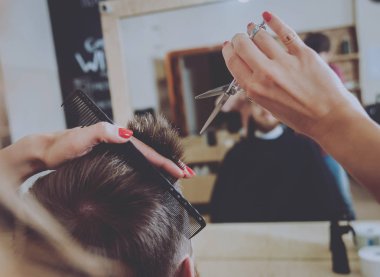 Ana kesim saç ve sakal erkeklerin, Kuaför saç modeli için genç bir adam yapar..
