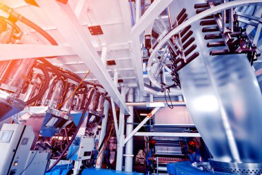 Otomatik üretim hattında fabrika. Plastik torba üretim süreci.