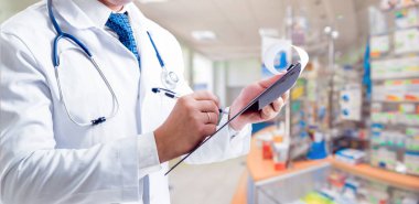 Görüntü kırpma yastık ile doktoru kırpılmış. İlaç eczane hakkında tavsiyeler verme kavramı.