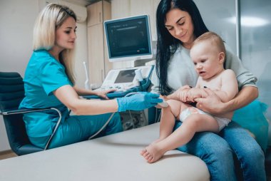Anne olarak ultrason Tanı ile doktor ve bebek kız. Tıbbi malzeme. Ultrason.
