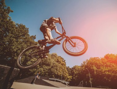 Genç Bmx sürücüsü hileci vasıl skatepark gerçekleştirme.