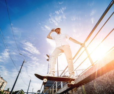 Pratik ve sokaklarda atlama kaykaycı