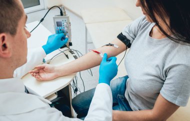 Hasta sinirleri elektromiyografi ile test ediliyor. Tıbbi muayene. EMG