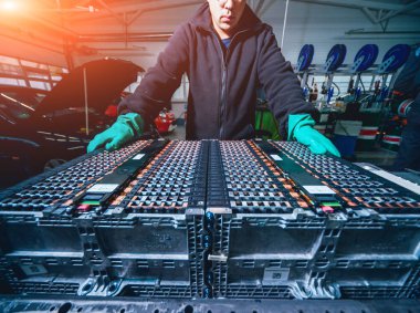 Otomatik mekanik elektrikli araba motoru tamir. Araba Servisi.