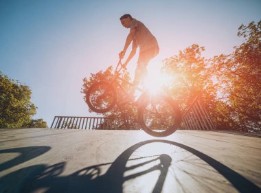 Genç Bmx sürücüsü hileci vasıl skatepark gerçekleştirme.