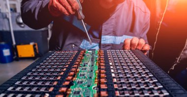 Elecric motorlu pilleri şarj. Pil bir elektrikli araç motorunun sökülmesi. Araba Servisi