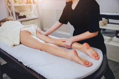 Kırpılmış görüntü kadının Spa'da rahatlatıcı. Bacaklar Masaj.